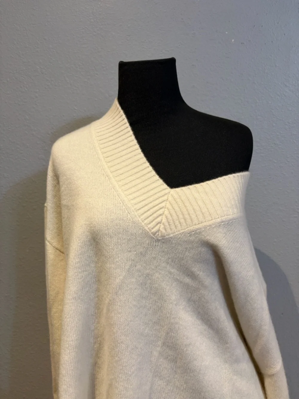 Vuori Porcelain Émilie Cashmere Oversized V-Neck